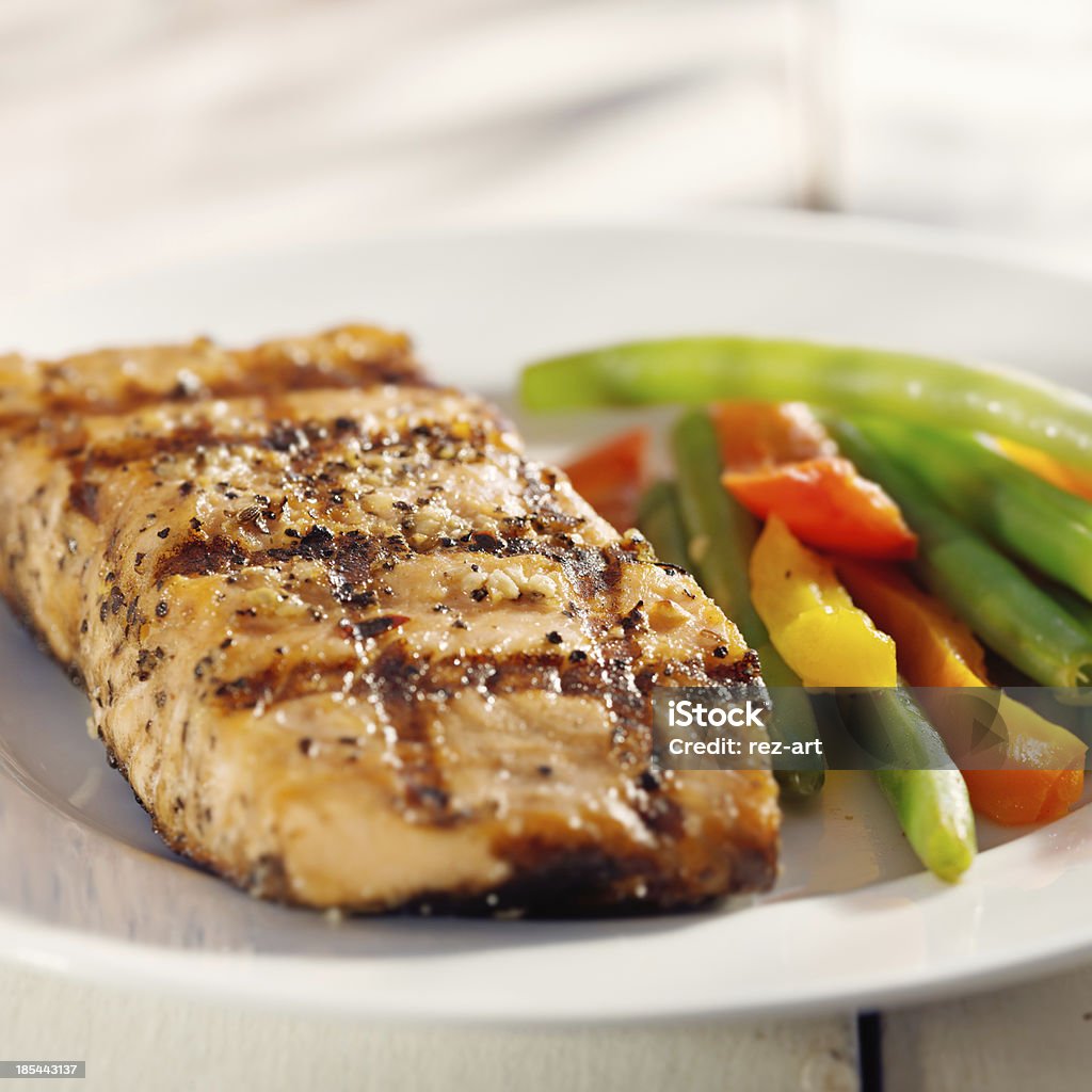 Salmone alla griglia con verdure primo piano - Foto stock royalty-free di Alimentazione sana