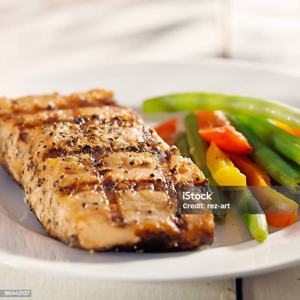 Salmone Alla Griglia Con Verdure Primo Piano - Fotografie stock e altre immagini di Alimentazione sana - Alimentazione sana, Alla griglia, Arancione