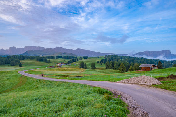 Alpe di Siusi, Europe's largest alpine pasture, UNESCO World Heritage. Summer promises vibrant blooms, peak climbs, and rustic hut retreats. Winter draws families to sun-drenched slopes, snowboarders to King Laurin Snowpark alpe di siusi, el pasto alpino más grande de europa, patrimonio de la humanidad de la unesco. el verano promete flores vibrantes, escaladas de picos y retiros rústicos en cabañas. el invierno atrae a las familias a las pistas bañadas por el sol, a los
