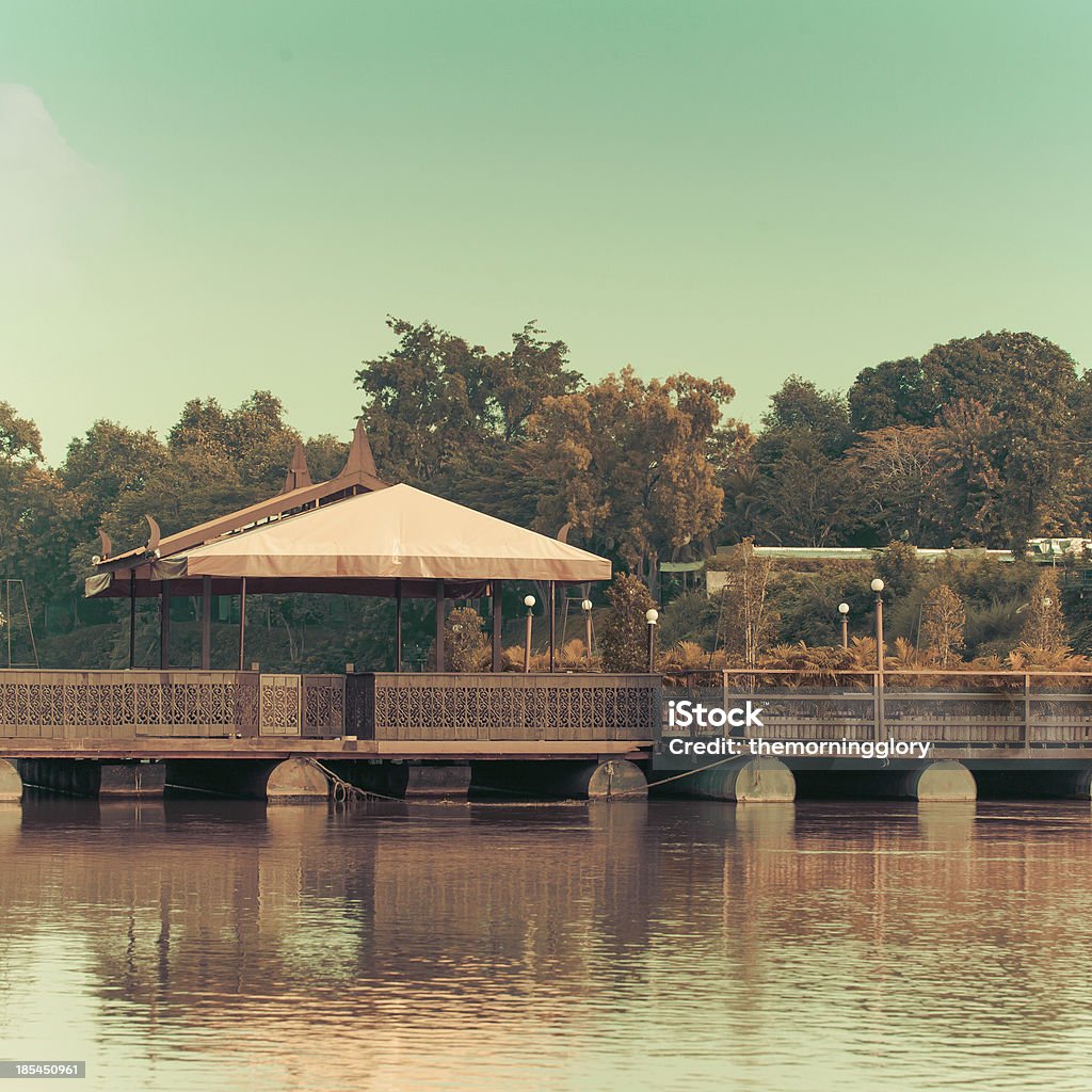 Hermoso antigua casa conjunto.  Lado del río - Foto de stock de Abstracto libre de derechos