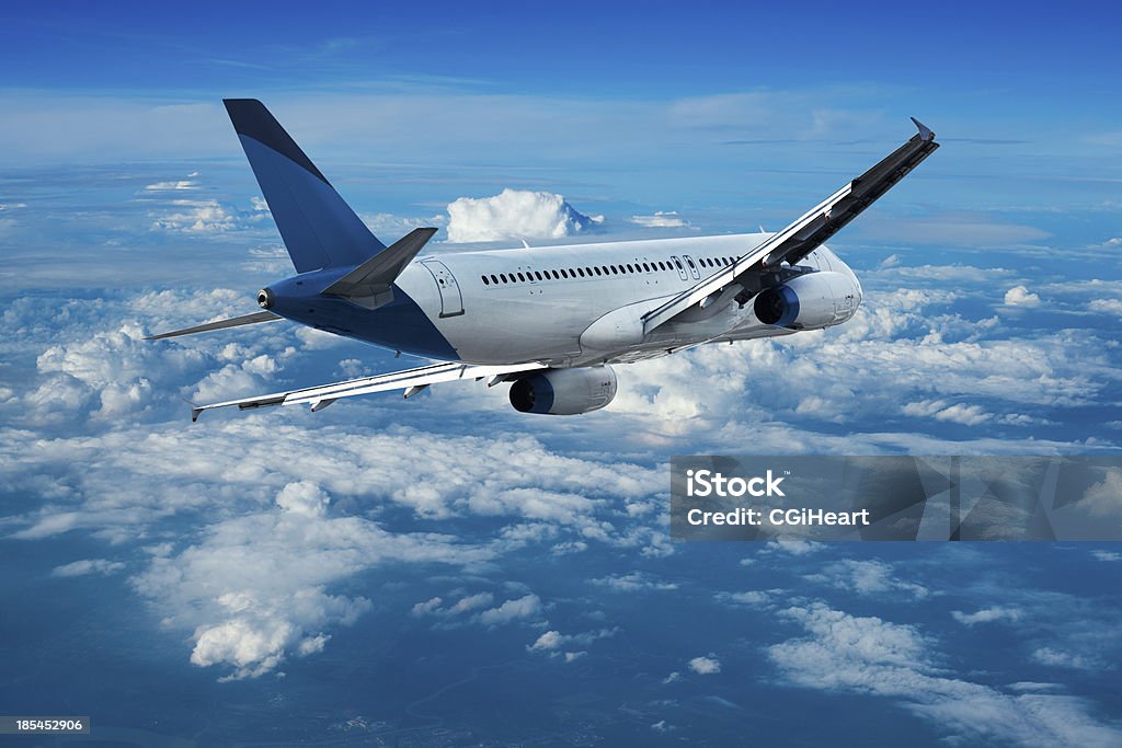 Jato cruzando acima das nuvens - Foto de stock de Avião royalty-free