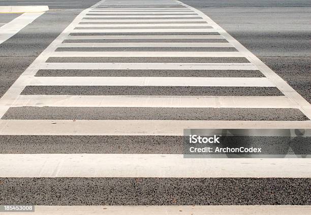 Foto de Zebra Faixa De Pedestres Para Pedestres e mais fotos de stock de Branco - Branco, Calçada, Cidade