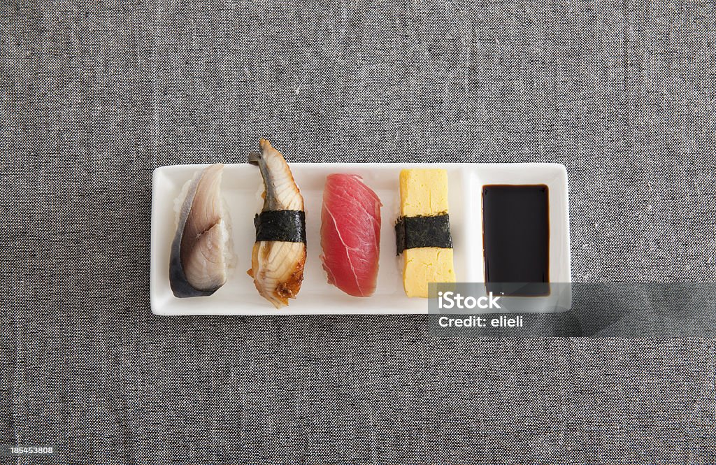 El Sushi japonés, Egg, el atún, anguila, pez espada - Foto de stock de Alga Marina libre de derechos