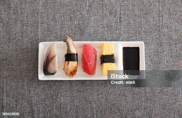 El Sushi Japonés Egg El Atún Anguila Pez Espada Foto de stock y más banco de imágenes de Alga Marina