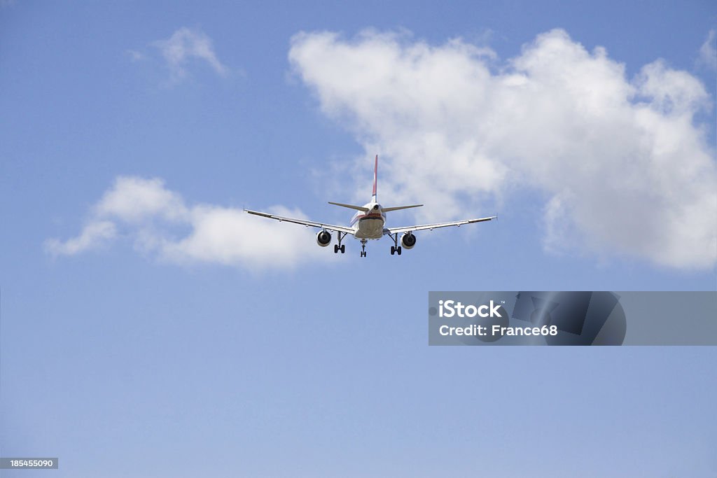 Voando no céu azul - Foto de stock de Avião royalty-free