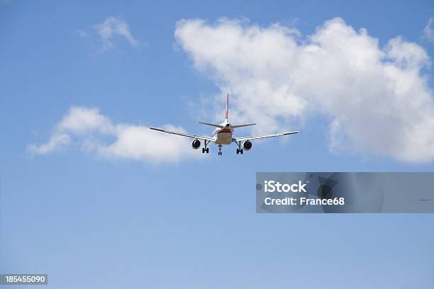 Foto de Voando No Céu Azul e mais fotos de stock de Avião - Avião, Avião comercial, Azul