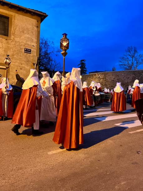 soria, hiszpania – 11 kwietnia 2022 r.: procesja zakapturzonych ludzi w wielkim tygodniu ulicą niosących chrystusa w wielki poniedziałek - credo zdjęcia i obrazy z banku zdjęć