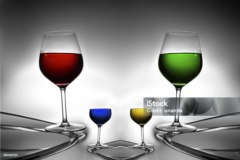 bicchieri colorati - Zbiór zdjęć royalty-free (Alkohol wysokoprocentowy)