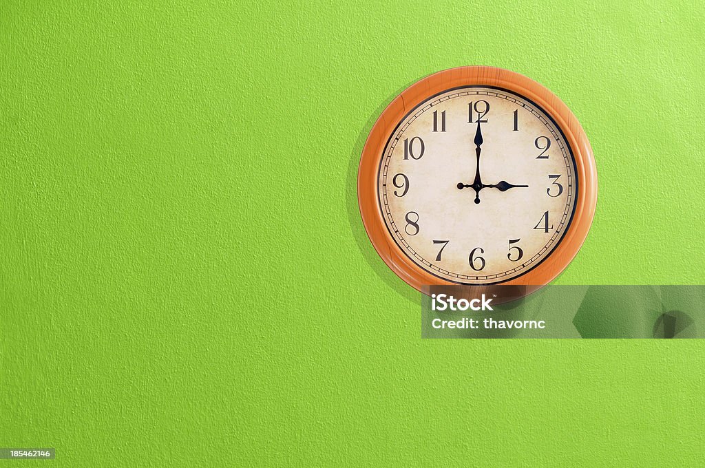 Visualizzazione dell'Orologio ore 3 su una parete verde - Foto stock royalty-free di Affari