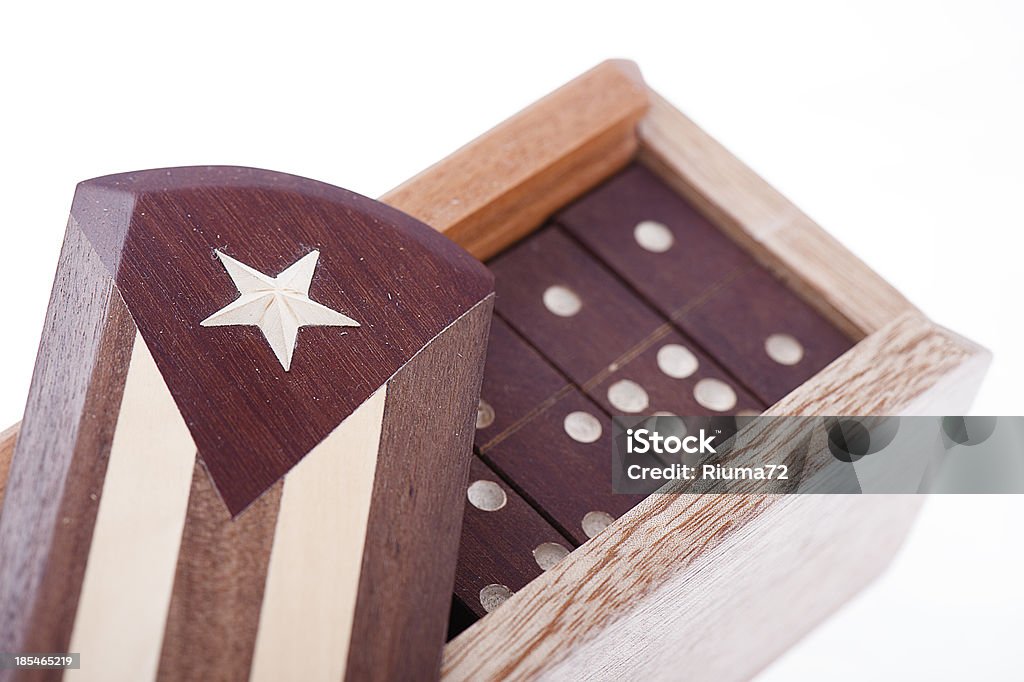 Domino in Holz Kiste mit Kuba-Flagge auf weißem Hintergrund - Lizenzfrei Aktivitäten und Sport Stock-Foto