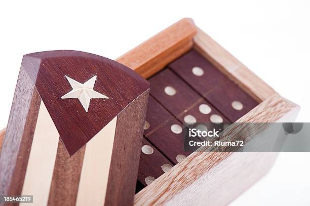 Domino In Holz Kiste Mit Kubaflagge Auf Weißem Hintergrund Stockfoto und mehr Bilder von Aktivitäten und Sport