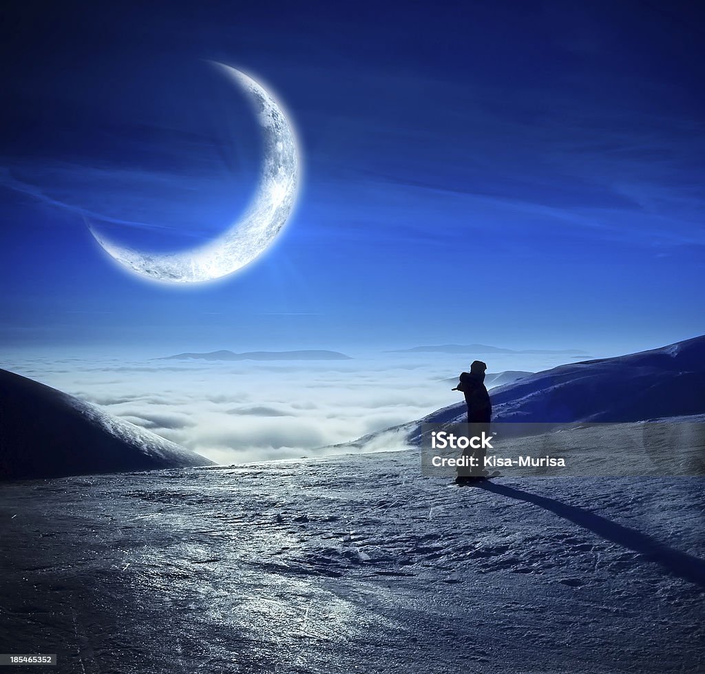 Великолепный зимний пейзаж с красивая Луна - Стоковые фото Лыжный спорт роялти-фри
