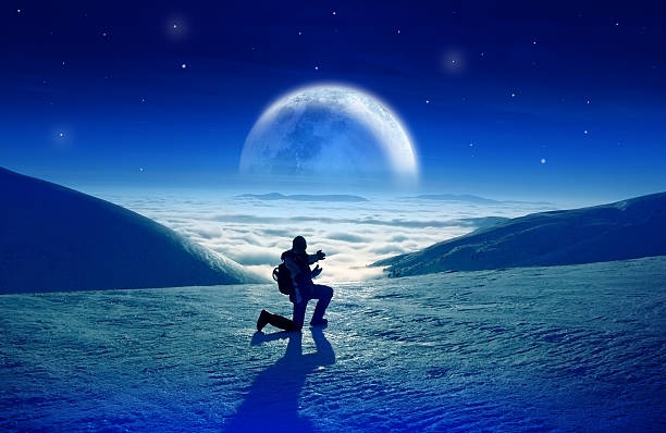 fantastyczne krajobraz gór z piękny księżyc nad chmury - skiing winter snow mountain zdjęcia i obrazy z banku zdjęć
