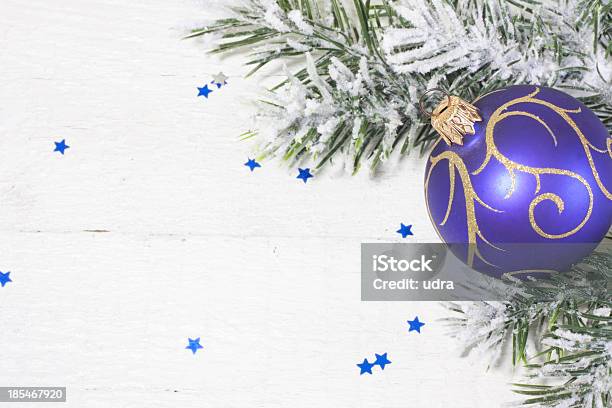 Foto de Bola De Natal Com Árvore Em Quadros Brancos e mais fotos de stock de Abstrato - Abstrato, Artigo de decoração, Azul
