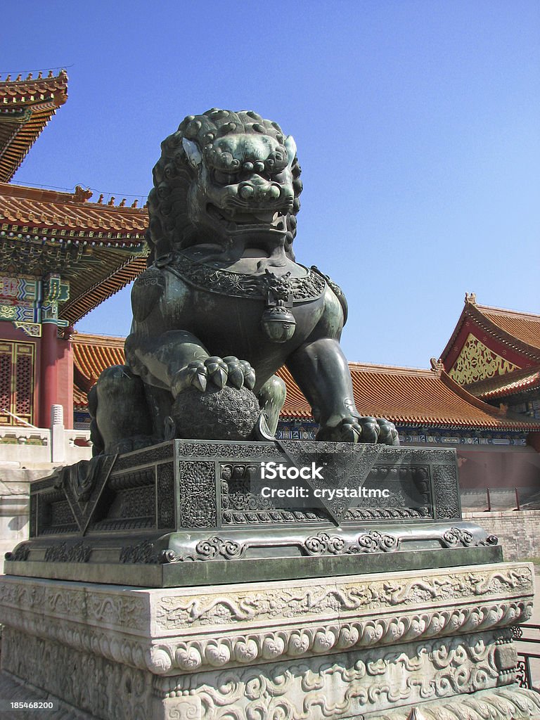 Leone di bronzo Statua all'ingresso di Città proibita di Pechino - Foto stock royalty-free di Leone imperiale