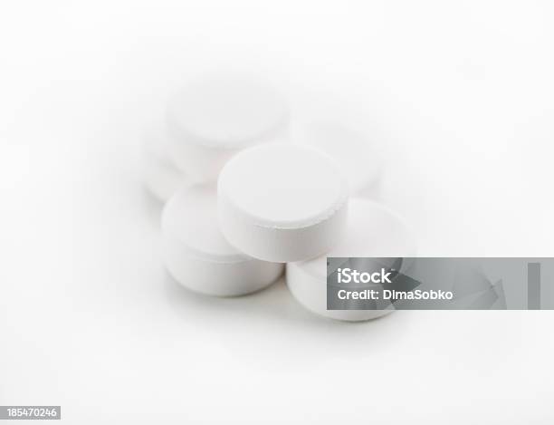 Primer Plano De Pastillas Foto de stock y más banco de imágenes de Antibiótico - Antibiótico, Asistencia sanitaria y medicina, Blanco - Color