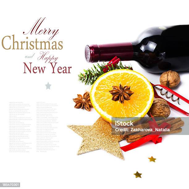 Photo libre de droit de Bouteille De Vin Rouge Et Des Épices De Noël À Chaud banque d'images et plus d'images libres de droit de Alcool