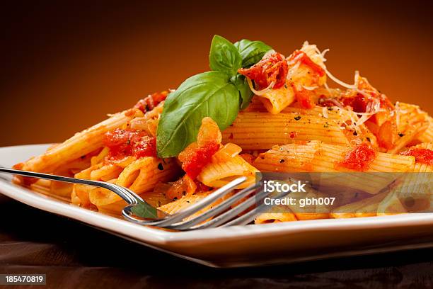 Nudeln Mit Tomatensoße Und Parmesan Stockfoto und mehr Bilder von Basilikum - Basilikum, Essen am Tisch, Farbbild