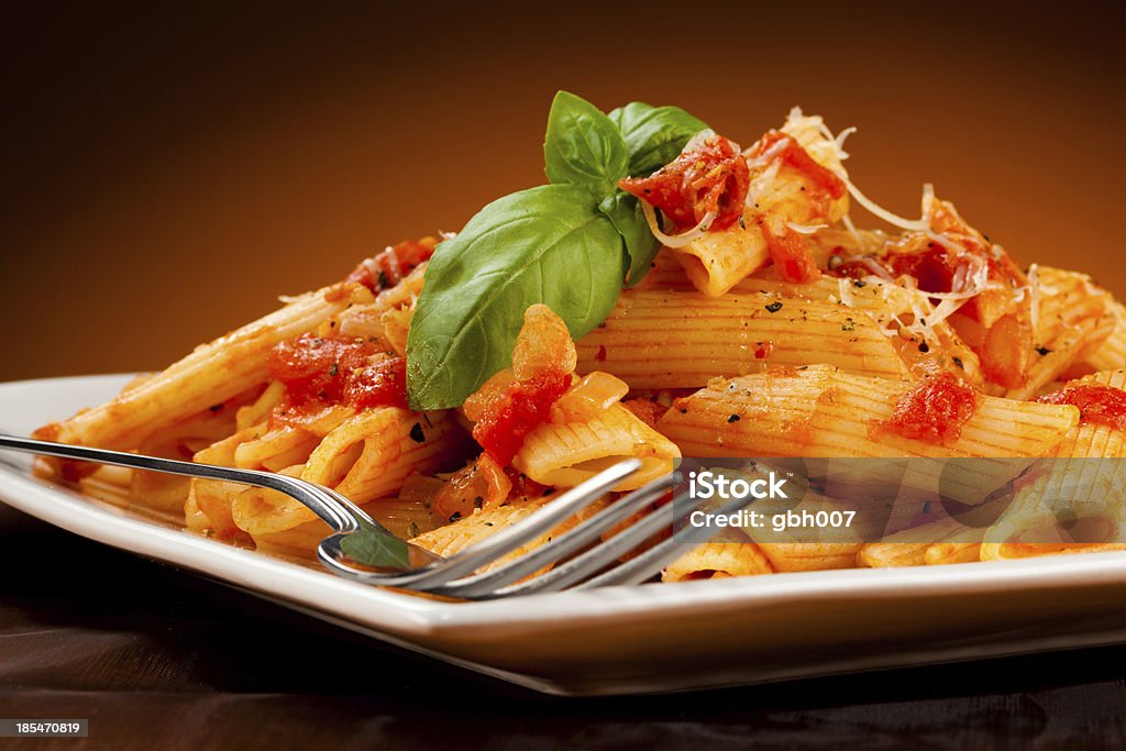 Pasta con salsa de tomate y queso parmesano - Foto de stock de Albahaca libre de derechos