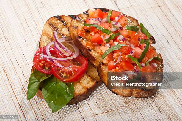 Italiano Bruschetta - Fotografie stock e altre immagini di Antipasto - Antipasto, Antipasto misto, Basilico