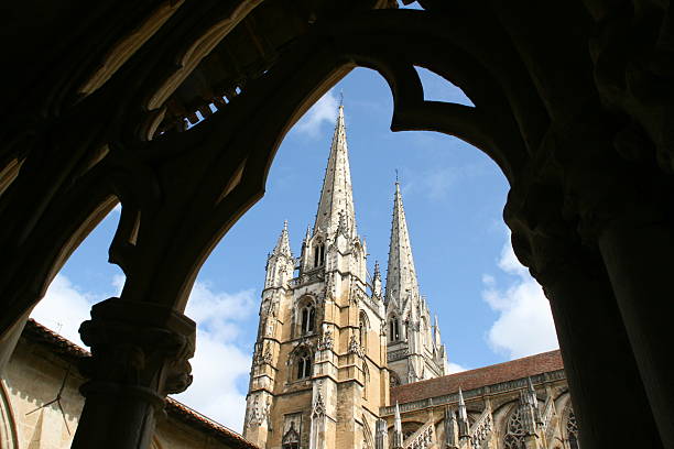 sainte -marie 大聖堂にバイヨンヌ、フランス製です。 - church bell tower temple catholicism ストックフォトと画像