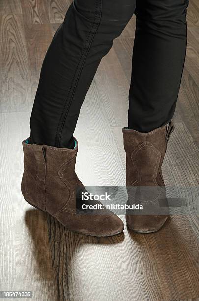 Modische Damenschuhe Im Büro Stockfoto und mehr Bilder von Attraktive Frau - Attraktive Frau, Eleganz, Erwachsene Person