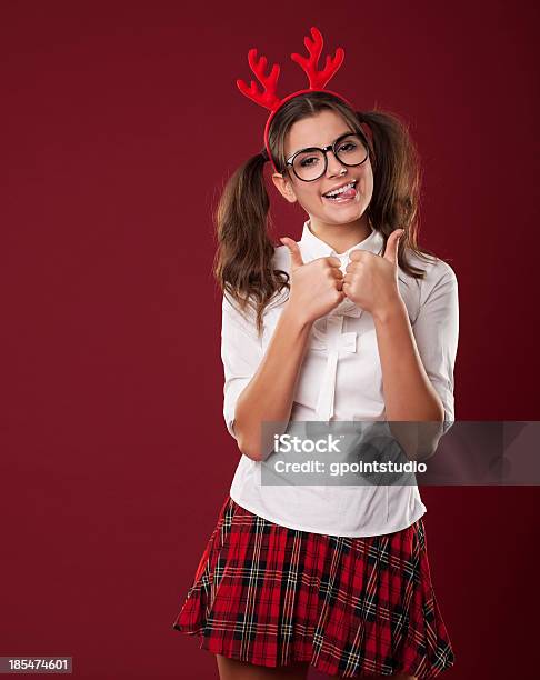 Bizzarro Donna Con Natale Horns Mostrando Pollice In Su - Fotografie stock e altre immagini di Adulto