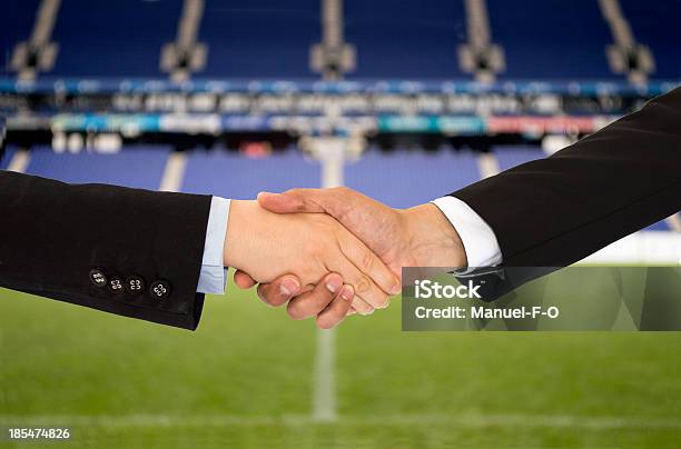 Biznes W Sport Piłka Nożna - zdjęcia stockowe i więcej obrazów Sport - Sport, Uścisk dłoni, Kontrakt