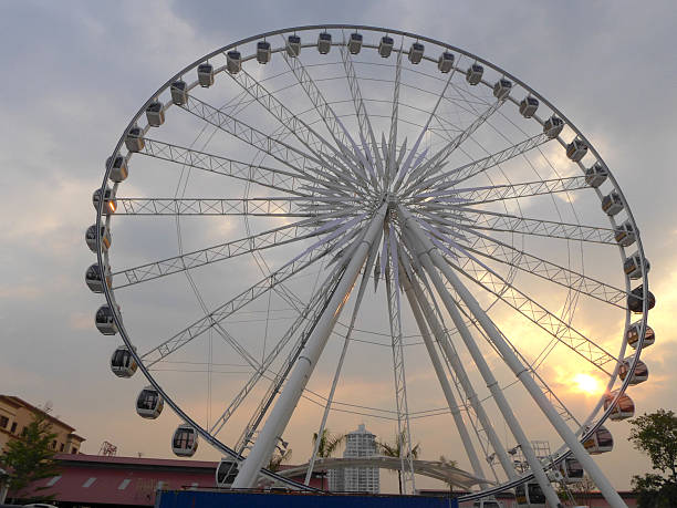istock Ferris wheel  against the darkening sky 185476559