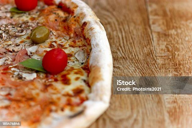 Pizza - Fotografias de stock e mais imagens de Alimentação Não-saudável - Alimentação Não-saudável, Almoço, Assado no Forno