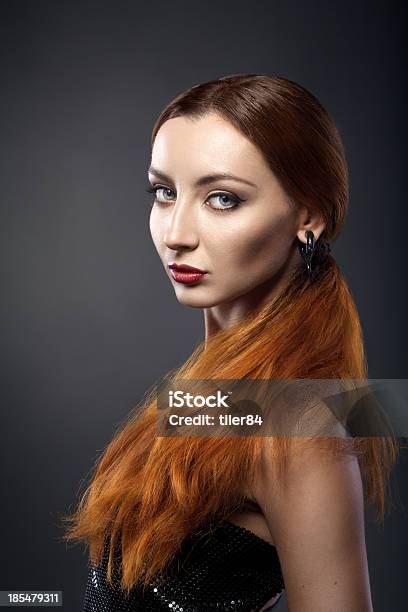 빨간 머리 아름다운 젊은 여성 격리됨에 어두운 배경 20-29세에 대한 스톡 사진 및 기타 이미지 - 20-29세, 검은색, 관능