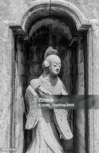 Foto de Estátua De Mulher Chinesa No Templo Tailandês e mais fotos de stock de China - China, Cultura Chinesa, Decoração