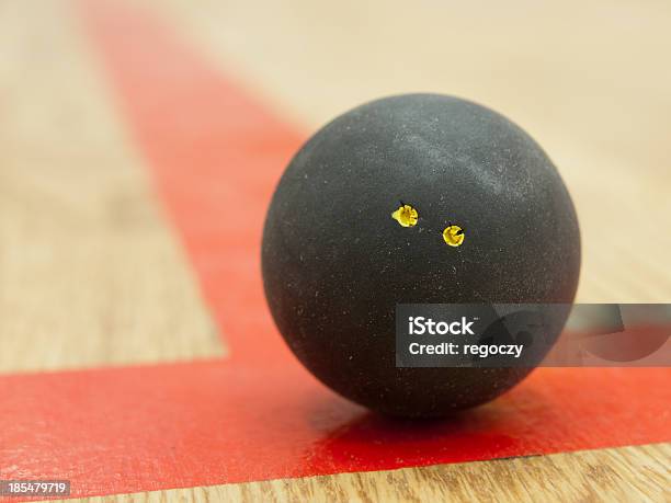 Черный Мяч Для Сквоша На Tline — стоковые фотографии и другие картинки Крупный план - Крупный план, Паркетный пол, Спорт