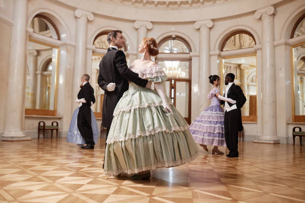 宮殿のボールルームで踊るカップル - waltzing ストックフォトと画像