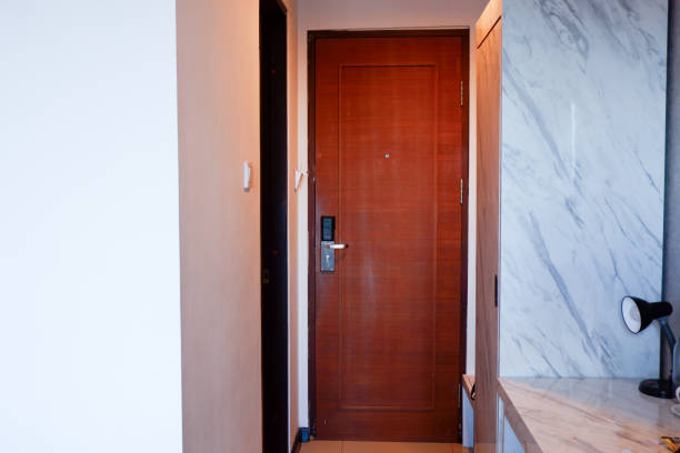 diese hoteltür sieht elegant aus mit einem roten design, das eine freundliche und komfortable atmosphäre widerspiegelt - door symmetry wood hotel stock-fotos und bilder