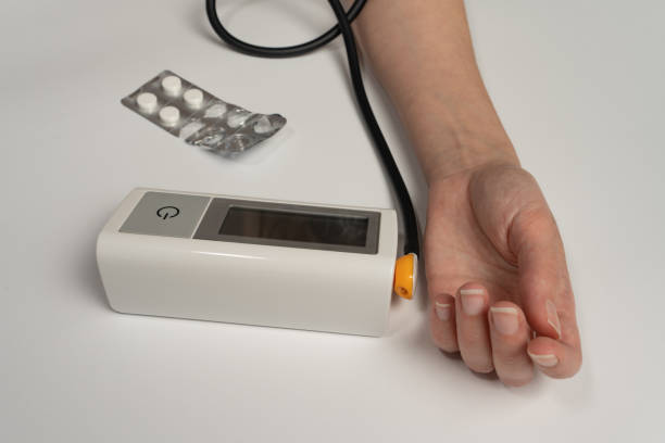 血圧を測る女性。 - healthcare and medicine digital tablet medical exam doctor ストックフォトと画像