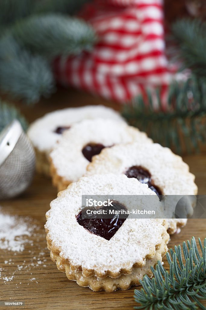 Linzer abertura de las cookies - Foto de stock de Navidad libre de derechos