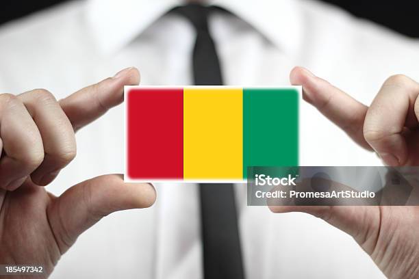 Geschäftsmann Hält Eine Visitenkarte Mit Guinea Fahne Stockfoto und mehr Bilder von Anzug