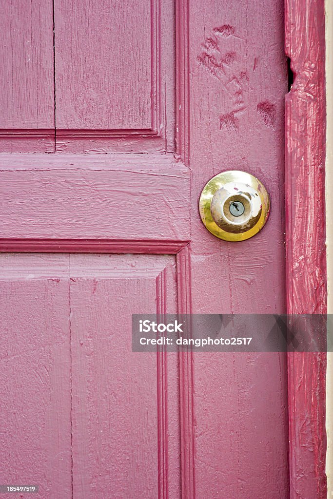 Pokrętło na czerwony drzwi - Zbiór zdjęć royalty-free (Czerwony)