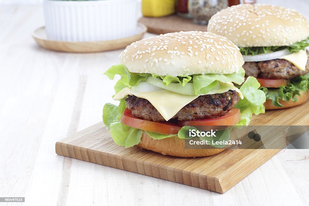 Des Hamburgers sur une planche de bois - Photo de Aliment libre de droits