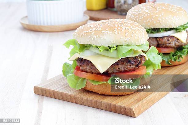 Hamburger Su Una Tavola Di Legno - Fotografie stock e altre immagini di Alla griglia - Alla griglia, Carne, Cena