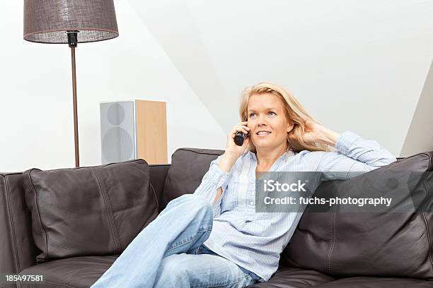 여자 토킹 전화 집에서요 갈색에 대한 스톡 사진 및 기타 이미지 - 갈색, 금발 머리, 긴 머리
