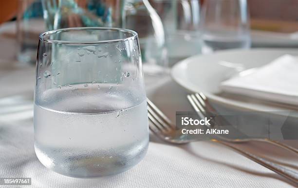 Gotas En Vidrio Foto de stock y más banco de imágenes de Agua - Agua, Agua potable, Banquete