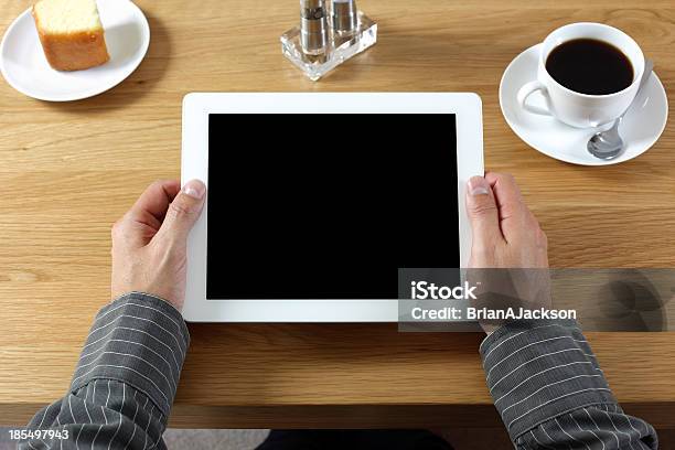 Tableta Digital Con Pantalla En Blanco Foto de stock y más banco de imágenes de Pausa del café - Pausa del café, Perspectiva personal, Mirar