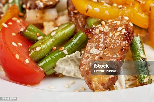 Aqueça Salada Com Vitela - Fotografias de stock e mais imagens de Alface - Alface, Alimentação Saudável, Almoço
