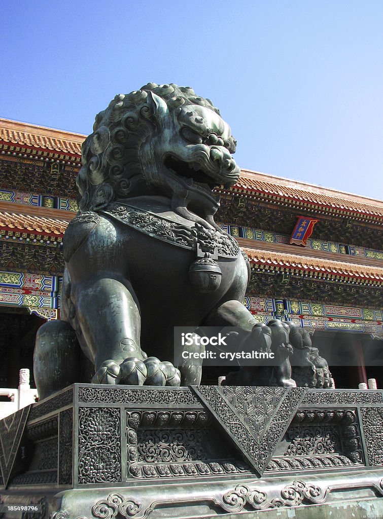 Estatua de bronce del león en la entrada de la Ciudad Prohibida, Beijing - Foto de stock de Estatua libre de derechos