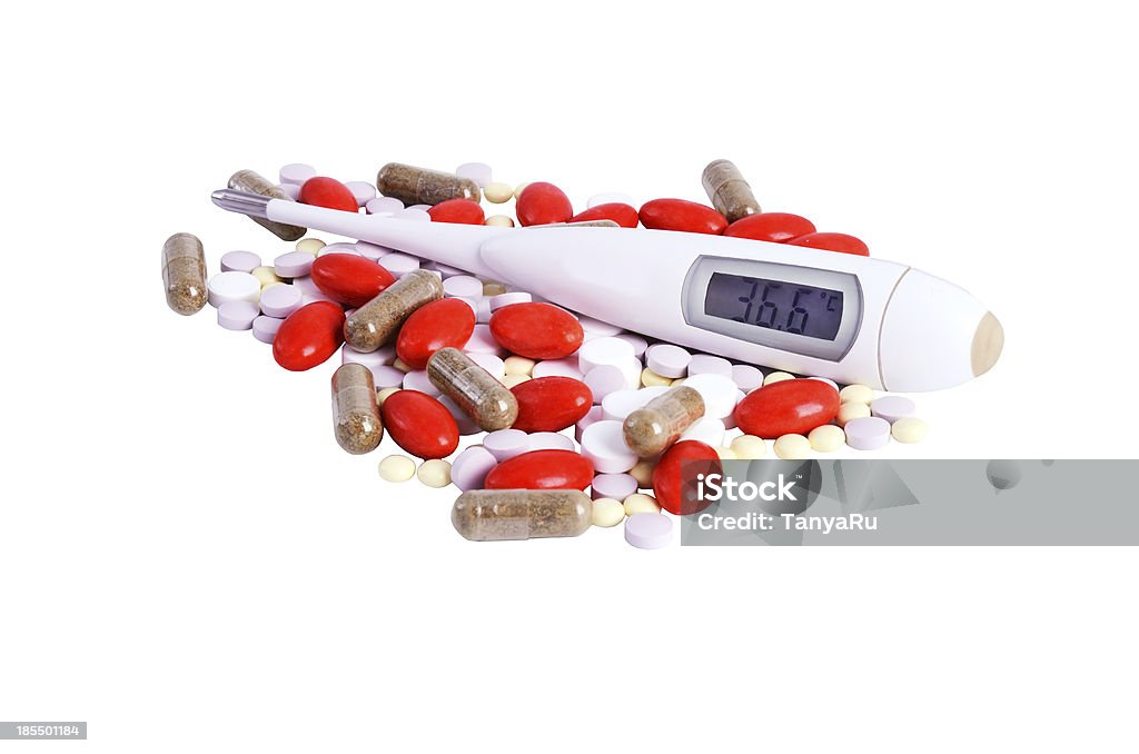 Разноцветные таблетки и 36,6 термометр изолированные на белом фоне - Стоковые фото Ацетилсалициловая кислота роялти-фри