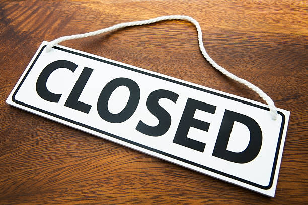 istock Shop Closed Sign On Wooden Background 185501590