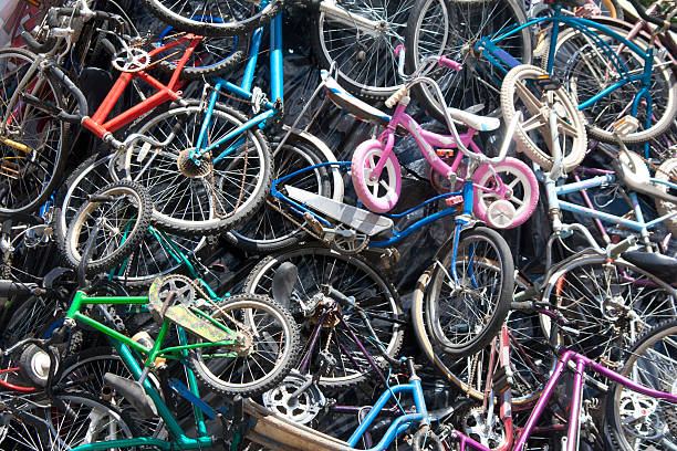 pila de bicicleta - tire old rubber heap fotografías e imágenes de stock