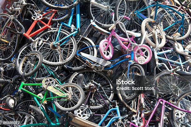Pila De Bicicleta Foto de stock y más banco de imágenes de Bicicleta - Bicicleta, Pila - Arreglo, Reciclaje